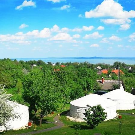 Jurta Hotel Balatongyoeroek Buitenkant foto