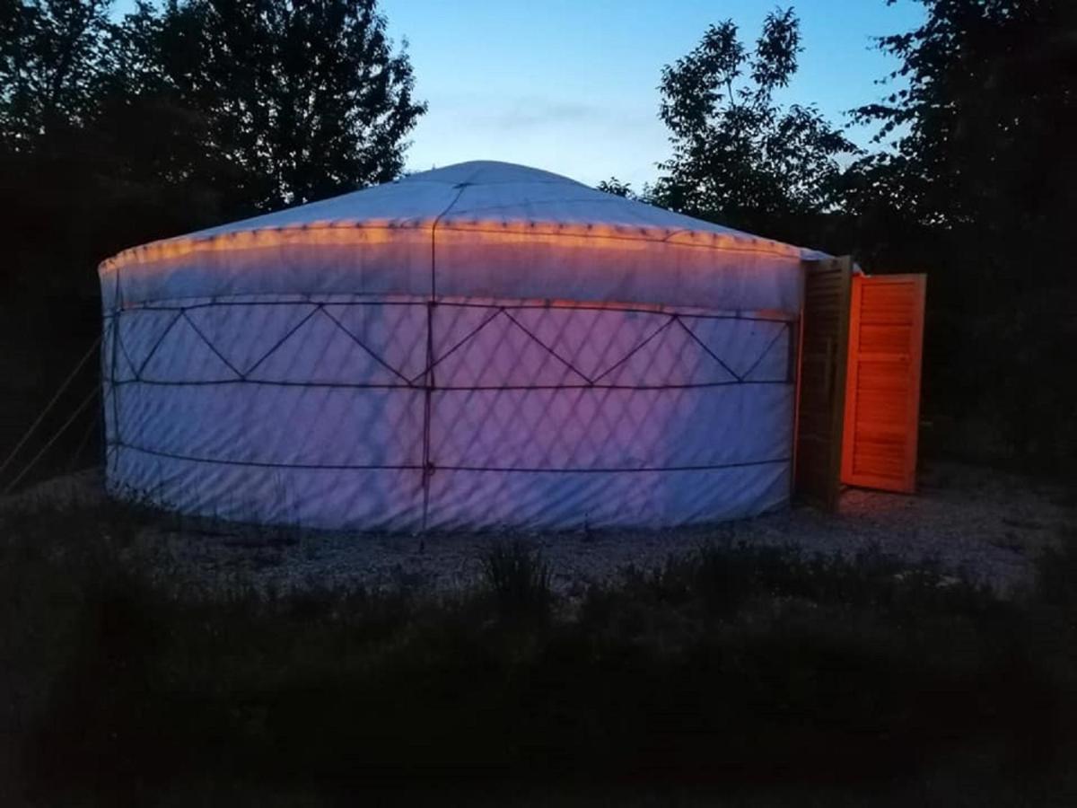 Jurta Hotel Balatongyoeroek Buitenkant foto