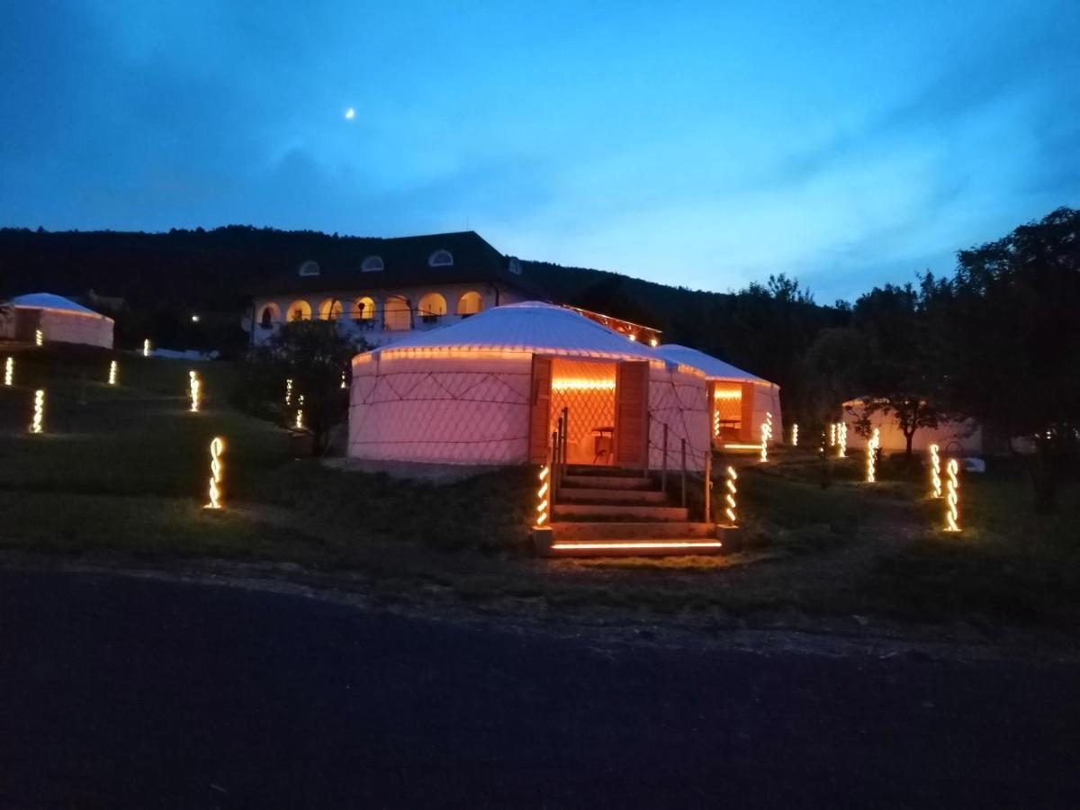 Jurta Hotel Balatongyoeroek Buitenkant foto