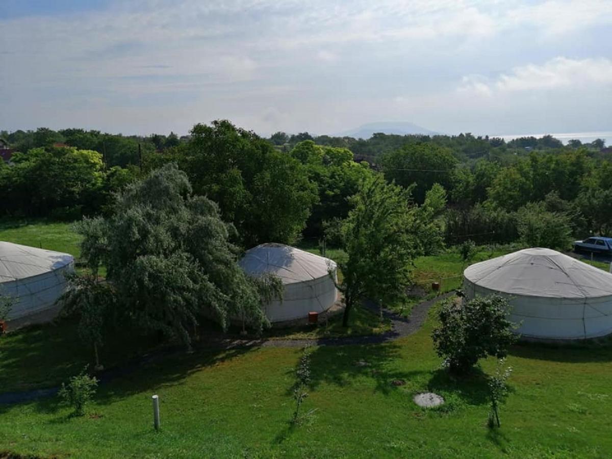 Jurta Hotel Balatongyoeroek Buitenkant foto
