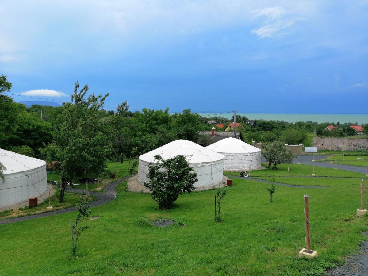 Jurta Hotel Balatongyoeroek Buitenkant foto