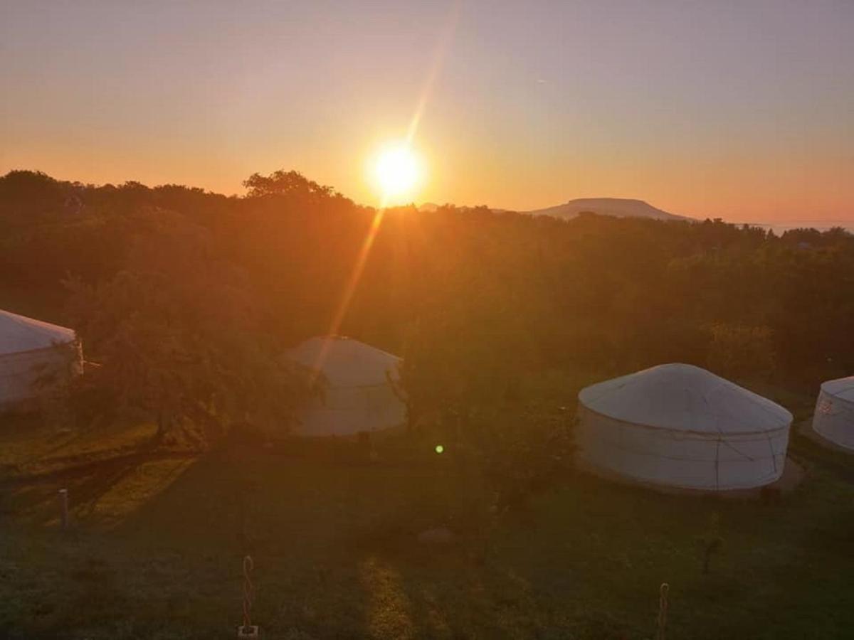 Jurta Hotel Balatongyoeroek Buitenkant foto