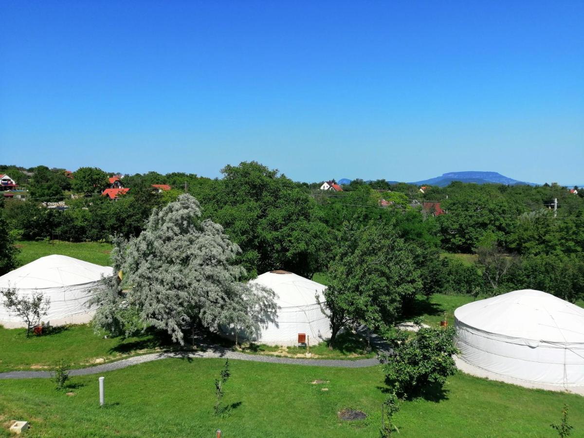 Jurta Hotel Balatongyoeroek Buitenkant foto