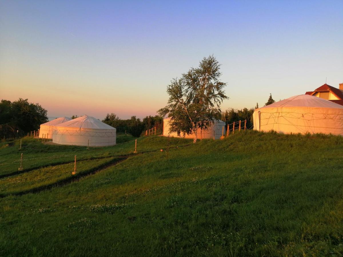 Jurta Hotel Balatongyoeroek Buitenkant foto