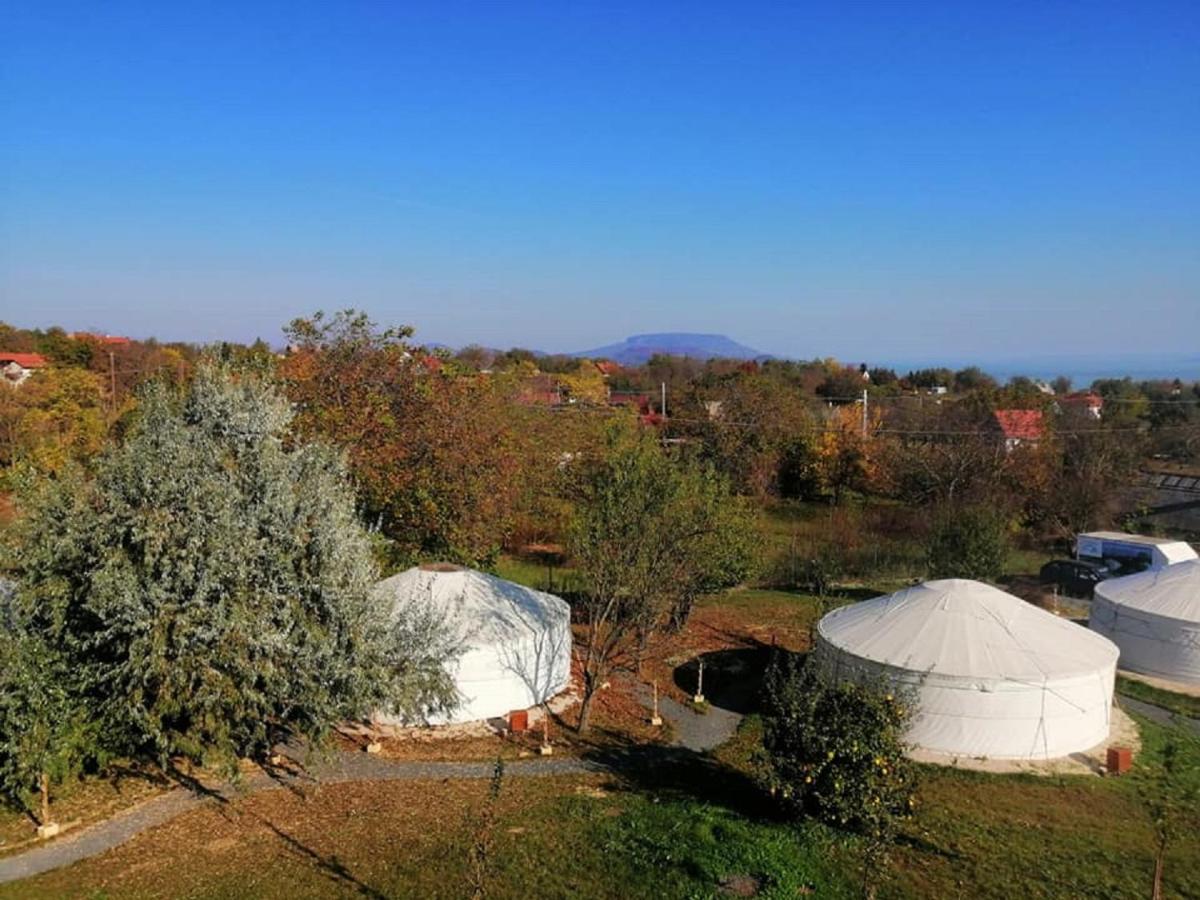 Jurta Hotel Balatongyoeroek Buitenkant foto