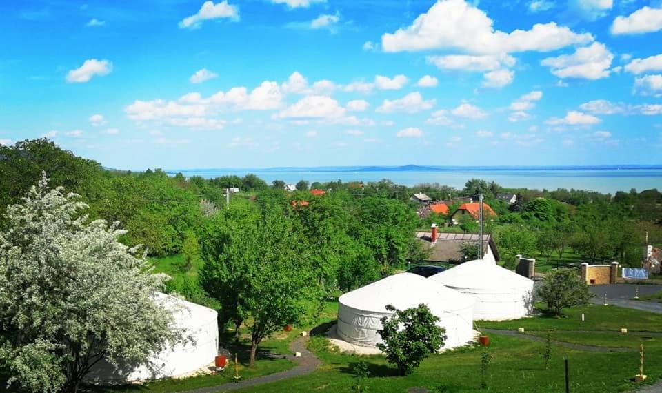 Jurta Hotel Balatongyoeroek Buitenkant foto
