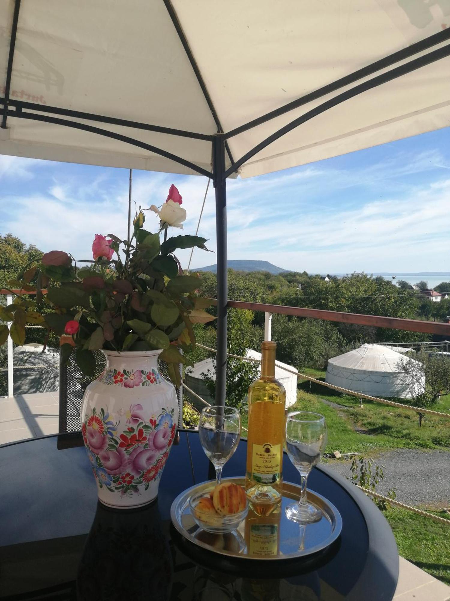 Jurta Hotel Balatongyoeroek Buitenkant foto