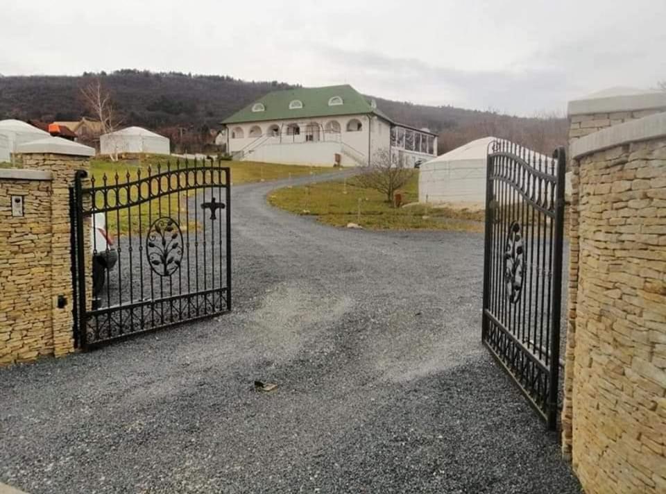 Jurta Hotel Balatongyoeroek Buitenkant foto