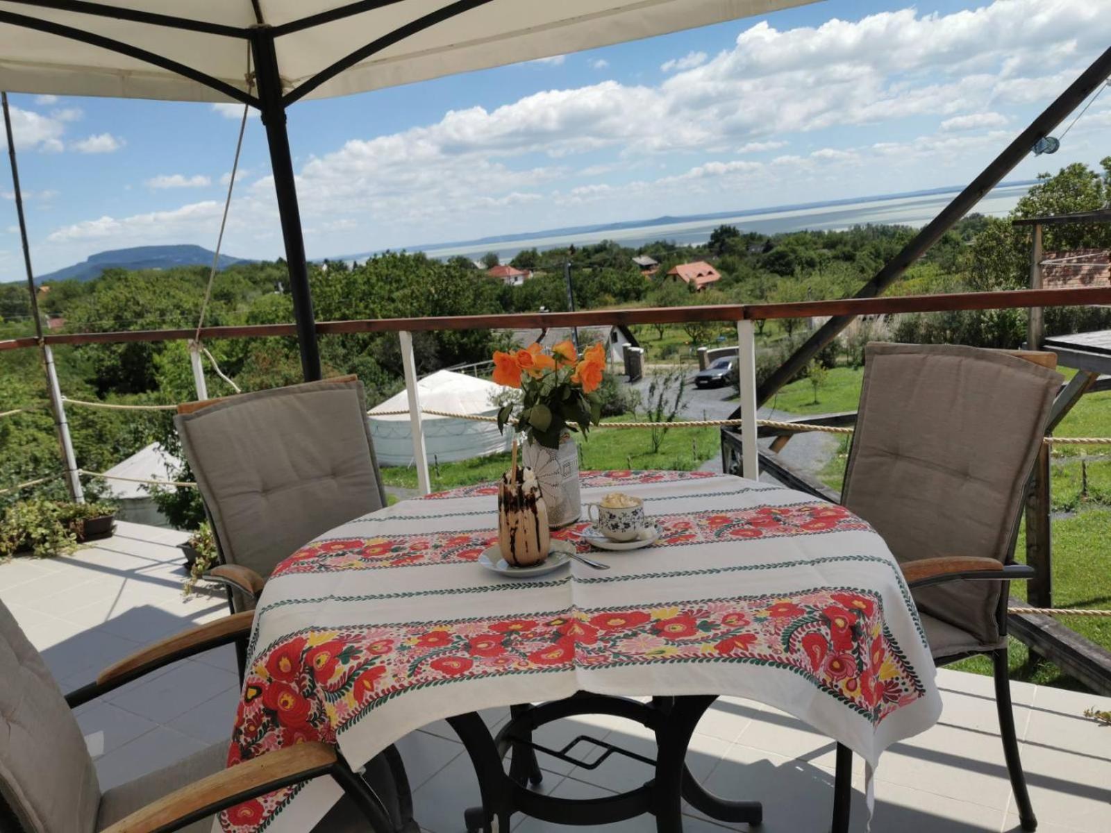 Jurta Hotel Balatongyoeroek Buitenkant foto