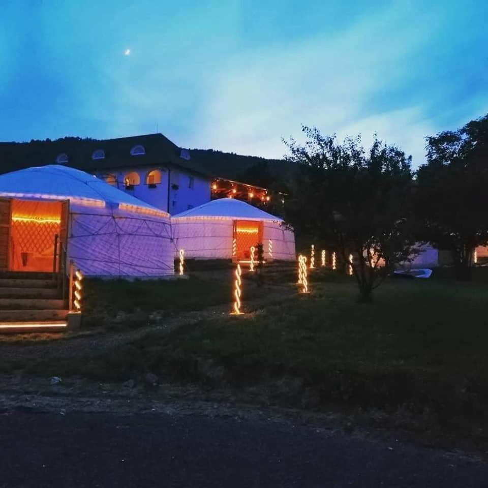 Jurta Hotel Balatongyoeroek Buitenkant foto
