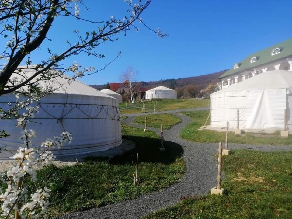 Jurta Hotel Balatongyoeroek Buitenkant foto