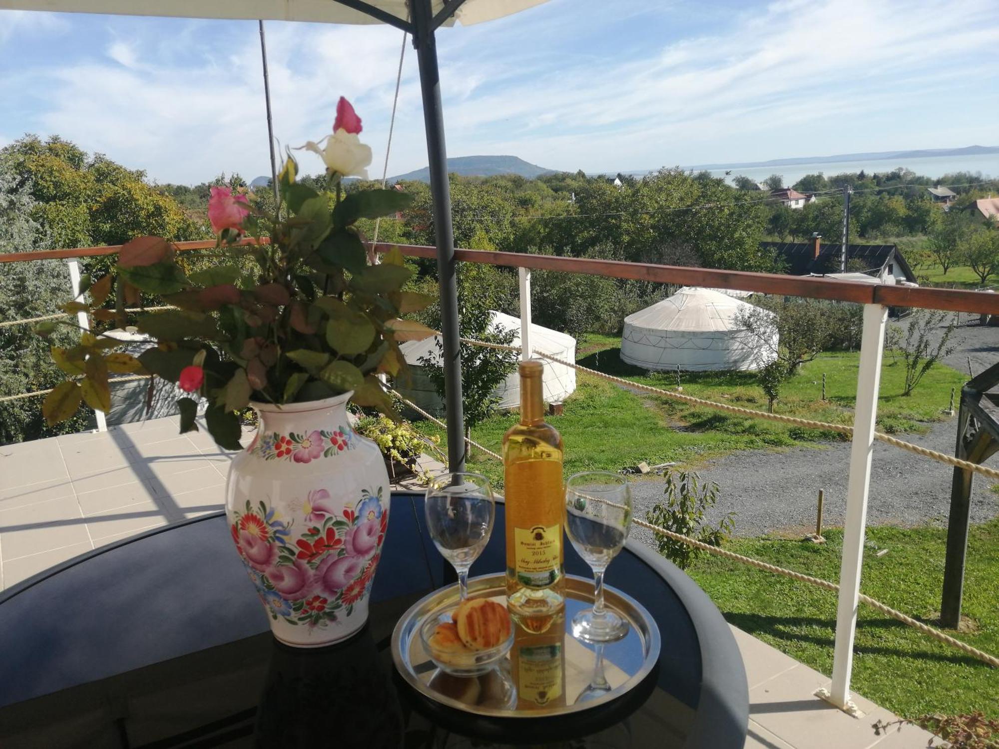 Jurta Hotel Balatongyoeroek Buitenkant foto