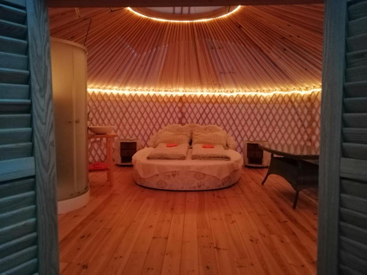 Jurta Hotel Balatongyoeroek Buitenkant foto