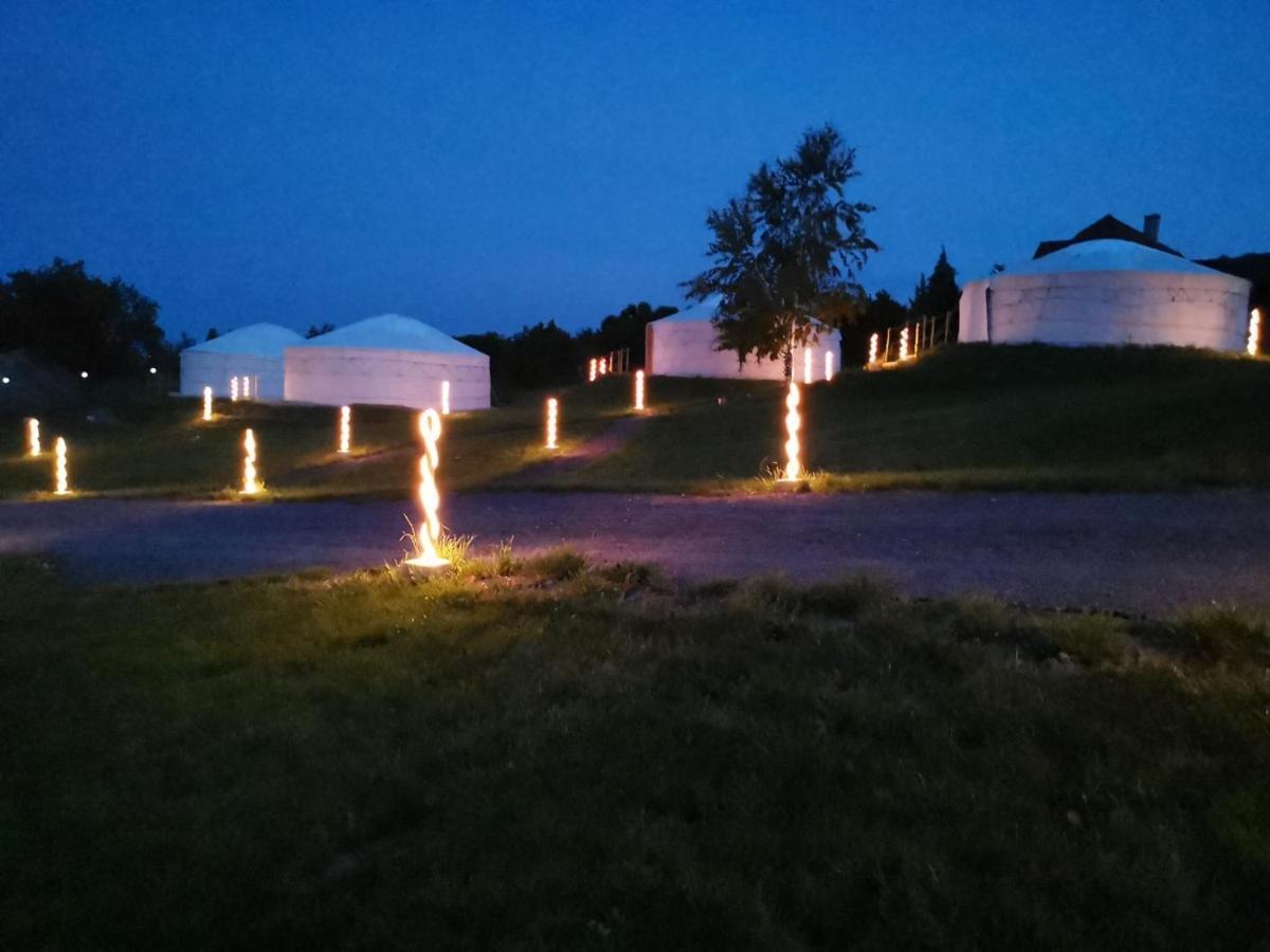 Jurta Hotel Balatongyoeroek Buitenkant foto