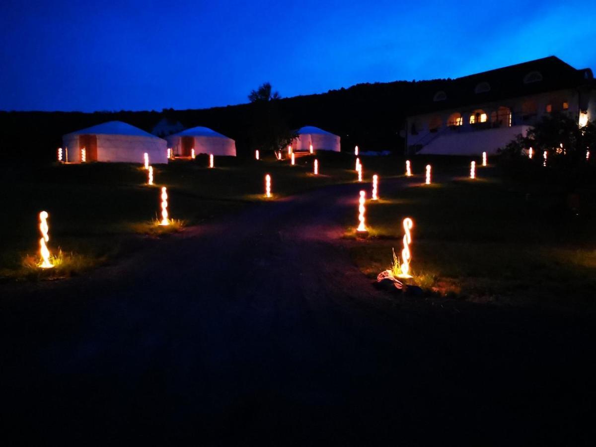 Jurta Hotel Balatongyoeroek Buitenkant foto